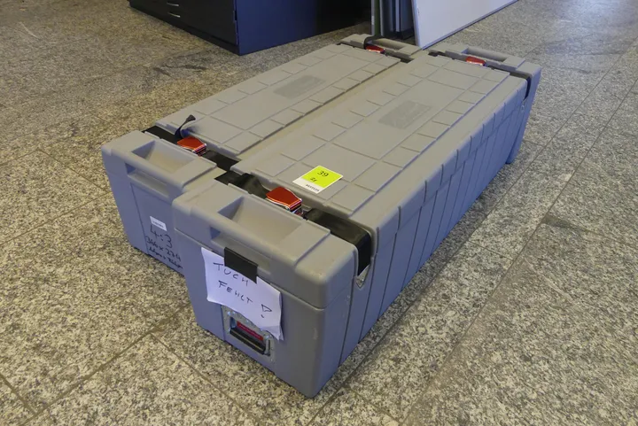 2x Aluminium-Faltrahmen für Projektionsleinwand im Kunststoff-Transportcase